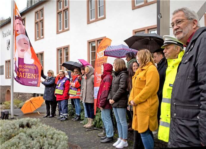 Landrätin Anke Beilstein und die Gleichstellungsbeauftragte des Landkreises Cochem-Zell hissten eine Fahne mit der Aufschrift „Wir sagen Nein zu Gewalt an Frauen“ als Zeichen der Solidarität mit den von Gewalt betroffenen Frauen im Landkreis.. Foto: Karin Scheuer