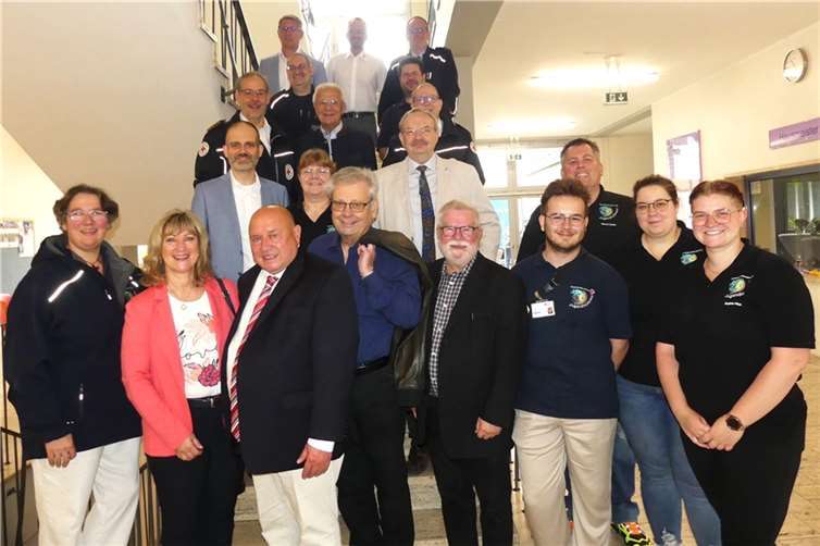 Landrätin Anke Beilstein (vorn, 2.v.l.), hieß die Führungsriege vom Jugendrotkreuz und des DRK-Bezirksverbandes Koblenz in der BBS Cochem willkommen. Fotos: TE
