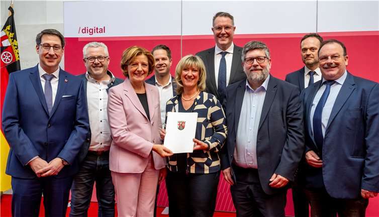 Landrätin Anke Beilstein wurde ein Zuwendungsbescheid über 17,4 Mio. Euro überreicht. Copyright: Staatskanzlei RLP/Silz