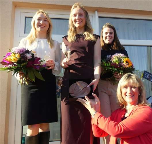 Landrätin Anke Beilstein zeichnete Anna Zenz für ihr Engagement mit dem berühmten Tonteller des Landkreises aus.