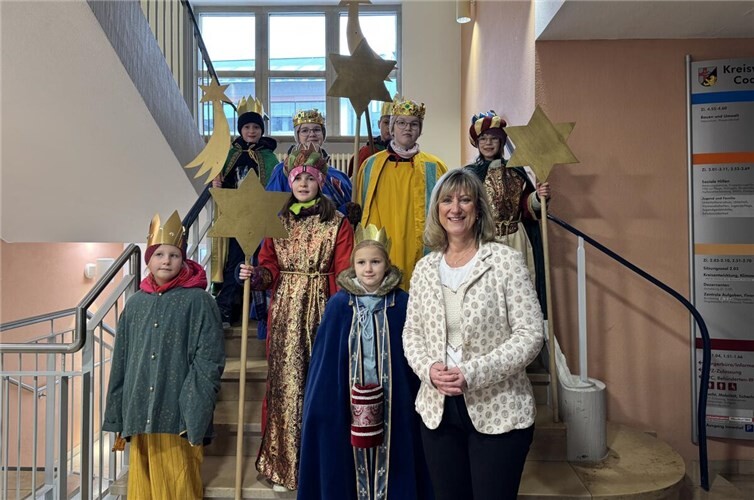 Landrätin Anke Beilstein zeigte sich beeindruckt vom Engagement der Sternsinger und dankte ihnen für ihren Einsatz. Foto: Sophie Sesterhenn/Kreisverwaltung Cochem-Zell