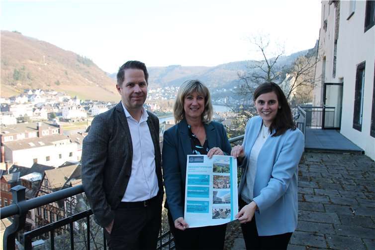 Landrätin Anke Beilstein, zusammen mit Julia Müller und Dirk Barbye als zuständigen Werkleiter der Kreiswerke, gaben den offiziellen Startschuss für die Bewerbungsphase zur Vergabe der Medizinstipendien. Foto: Andreas Heiseler