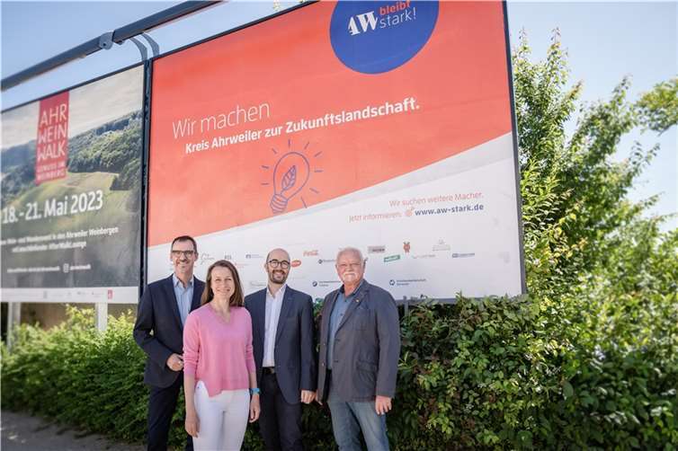 Landrätin Cornelia Weigand (2. v. l.) und Kreiswirtschaftsförderer Tino Hackenbruch (2. v. r.) stellten die Kampagne zusammen mit Alexander Kohnen, Vertreter des IHK-Regionalbeirat (l.) und Kreishandwerksmeister Frank Wershofen (r.) vor.  Foto: Bernhard Risse / Kreisverwaltung Ahrweiler