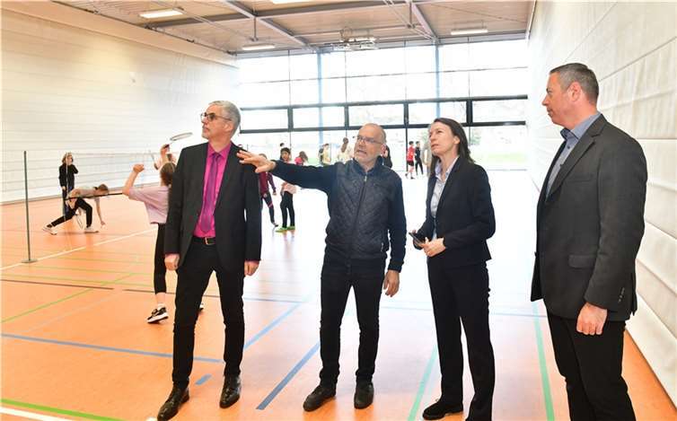 Landrätin Cornelia Weigand (2. v. r.) nahm mit Erich Seul, Fachbereichsleiter in der Kreisverwaltung (links), Jörg Hamacher, Leiter des Eigenbetriebs Schul- und Gebäudemanagement (ESG) (rechts), und Gunnar Lawrenz, Erster Stellvertretender Schulleiter und Studiendirektor (2. von links), vor Ort die sanierte Schulsporthalle des Peter-Joerres-Gymnasiums in Bad Neuenahr-Ahrweiler in Augenschein. Foto: Gausmann