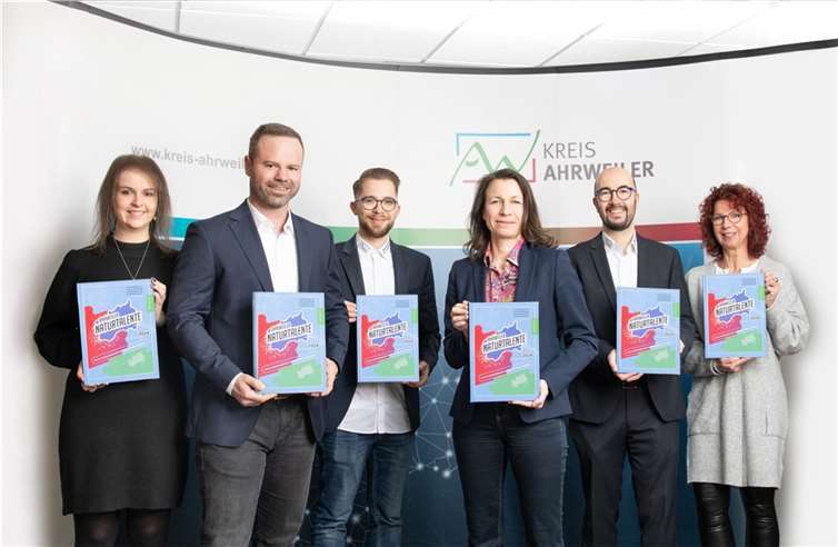 Landrätin Cornelia Weigand (4. v. l.) gibt gemeinsam mit Isabelle Müller (l.), Patrick Schumacher (2. v. l.) und Anke Hüsch (r.) von der Marketingagentur ATTENTIO sowie Timo Schäfer (3. v. l.) und Tino Hackenbruch (2. v. r.) von der Kreiswirtschaftsförderung den Startschuss für die kreisweite Fachkräfte-Initiative „Ahrweiler Naturtalente“.  Foto: ATTENTIO