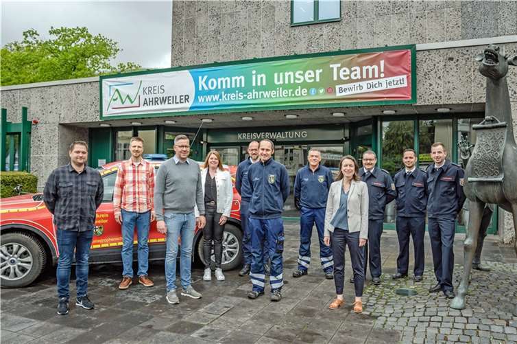 Landrätin Cornelia Weigand (4. v. l.) übergibt im Kreishaus Ernennungs- und Entpflichtungsurkunden an neue und scheidende ehrenamtliche Einsatzkräfte. Foto: Bernhard Risse / Kreisverwaltung Ahrweiler