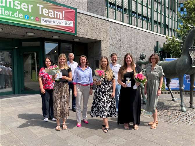 Landrätin Cornelia Weigand (4. v. l.) überreichte Laura Sebastian (2. v. r.), Genita Berbatovci (4. v. r.) und Anna Schumacher (2. v. l.) Präsente zum erfolgreichen Abschluss. Foto: C. Wicher / Kreisverwaltung Ahrweiler