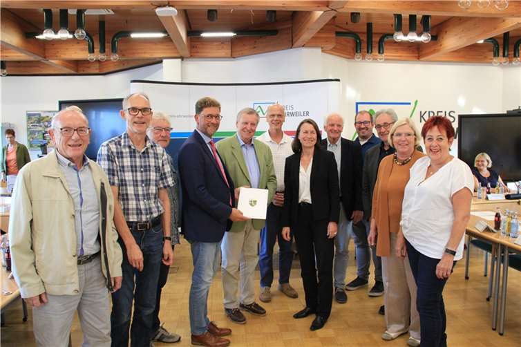 Landrätin Cornelia Weigand (6.v.re.) verabschiedete ausgeschiedene Mitglieder des Kreistages von Ahrweiler.  Foto: GS