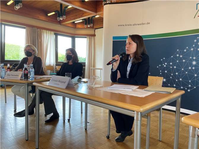 Landrätin Cornelia Weigand, Fachbereichs- und Stabsleiter informierten über den Stand der Dinge. Foto: ROB