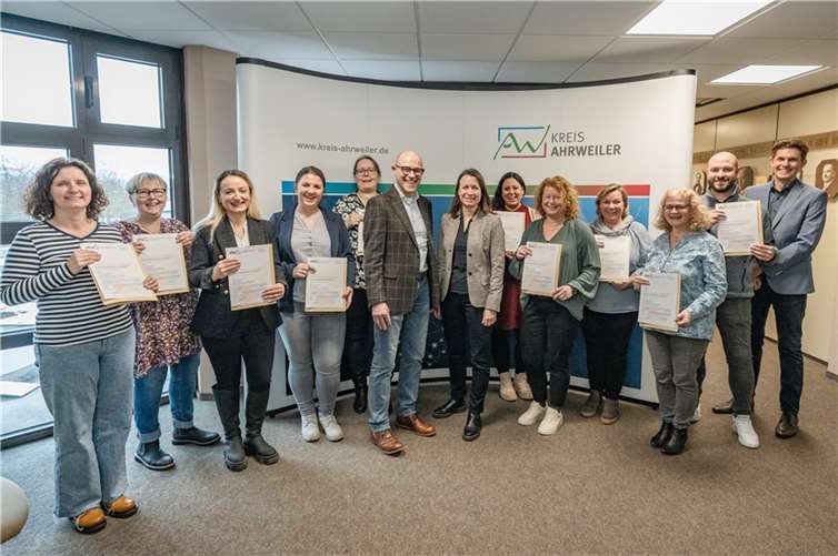 Landrätin Cornelia Weigand (Mitte), Referent Falk Gerlach (6. v. l.) und KVHS-Leiter Christian Hofeditz (r.) gratulierten den Kita-Führungskräften (auf dem Bild fehlt Inge Krug-Spillner) zum erfolgreichen Abschluss der „Systemischen Leitungsqualifizierung“.  Foto: Bernhard Risse / Kreisverwaltung Ahrweiler