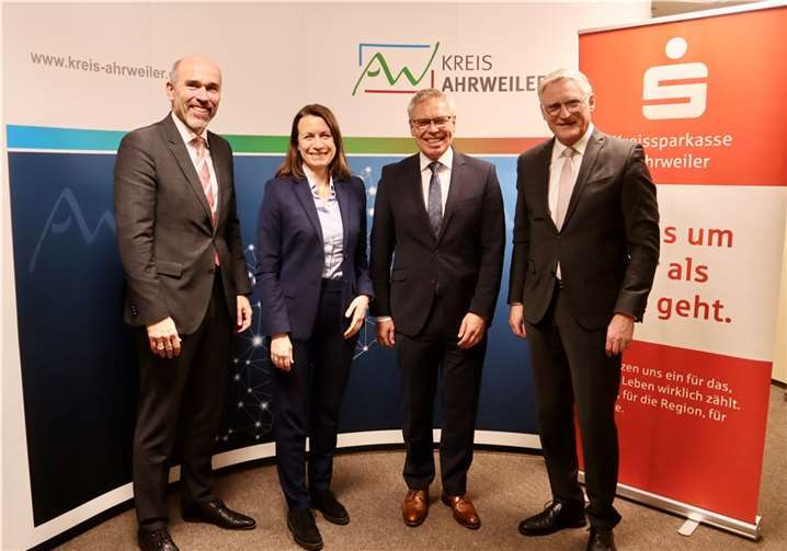Landrätin Cornelia Weigand, Vorsitzende des Verwaltungsrates der Kreissparkasse Ahrweiler, freut sich, mit Guido Mombauer und Achim Gemein ein geeignetes Vorstandsduo für die Zeit nach dem Ausscheiden von Dieter Zimmermann, Vorstandsvorsitzender der Kreissparkasse Ahrweiler, zum 1. April 2025 gefunden zu haben.  Foto: Kreissparkasse Ahrweiler