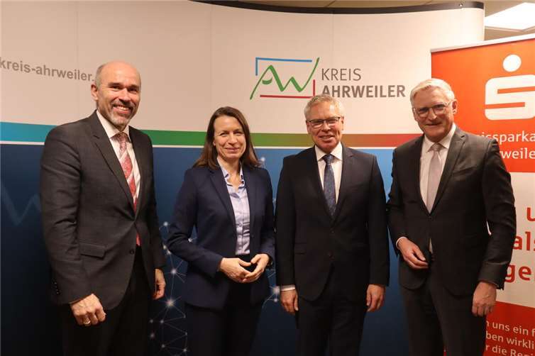 Landrätin Cornelia Weigand, Vorsitzende des Verwaltungsrates der Kreissparkasse Ahrweiler, freut sich gemeinsam mit Dieter Zimmermann und Guido Mombauer über die Bestellung von Achim Gemein zum Vorstandsmitglied der Kreissparkasse Ahrweiler.  Foto: Hans-Jürgen Vollrath – Ahr-Foto