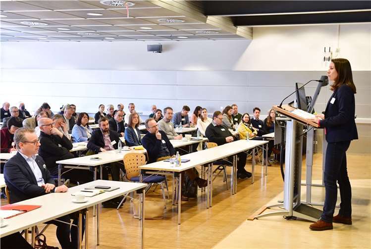 Landrätin Cornelia Weigand begrüßt die Gäste bei der zweiten Zukunftskonferenz Energiewende des Kreises Ahrweiler am RheinAhrCampus in Remagen. Foto: Gausmann / Kreisverwaltung Ahrweiler