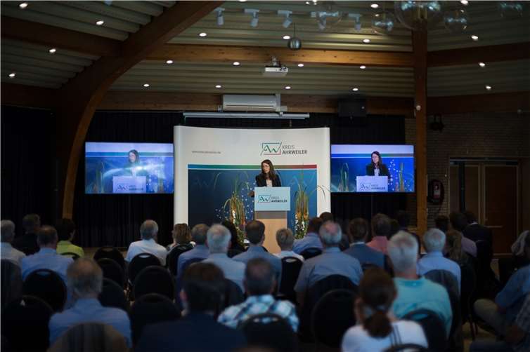 Landrätin Cornelia Weigand begrüßte die Teilnehmenden des ersten Wissenschafts-Praxis-Dialogs im Forschungsprojekt „KAHR“ in der Rheinhalle Remagen. Foto: Kreisverwaltung Ahrweiler. Foto: Kreisverwaltung Ahrweiler