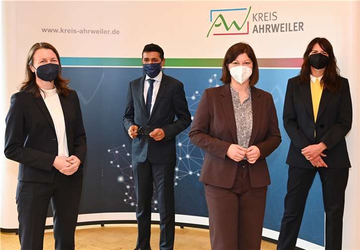 Landrätin Cornelia Weigand begrüßte im Kreishaus unter anderem Younous Omarjee, Vorsitzender des Ausschusses für Regionale Entwicklung im Europäischen Parlament, Staatssekretärin Nicole Steingaß und Britta Behrendt, Leiterin des Stabes „Hochwasserhilfe Bund“, zu einem Informationsaustausch zum Wiederaufbau des Ahrtals. (Bild:v. l. n. r.) Foto: Ralf Schuhmann/Kreisverwaltung Ahrweiler