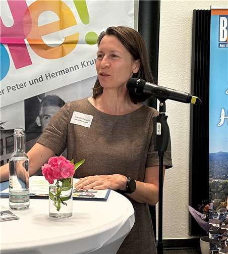Abschied und Neubeginn: Zwei Kapitäne gehen von Bord Landrätin Cornelia Weigand dankte der scheidenden Geschäftsführung . Foto: ROB