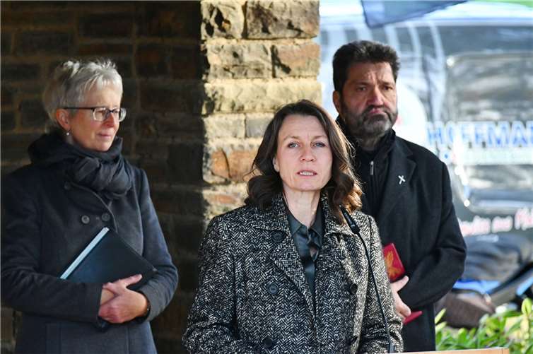 Landrätin Cornelia Weigand, die die Gedenkstunde eröffnete, hatte sich im Vorfeld sehr über die Zusage ivon Dr. Käßmann als prominente Festrednerin gefreut.