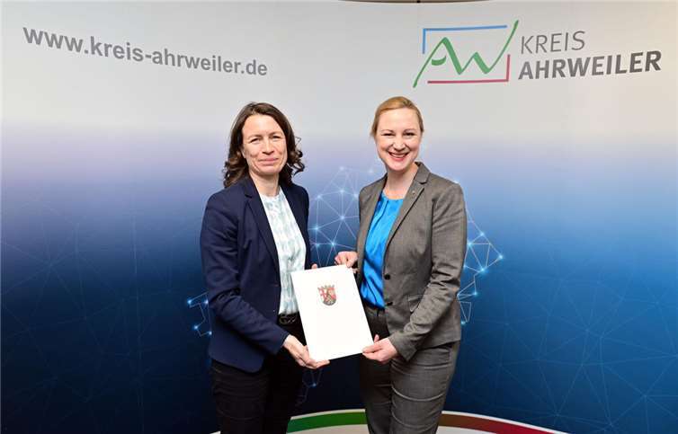 Landrätin Cornelia Weigand erhält von Dörte Schall (r.), Ministerin für Arbeit, Soziales, Transformation und Digitalisierung Rheinland-Pfalz, den Förderbescheid im Kreishaus Ahrweiler.  Foto: Martin Gausmann / Kreisverwaltung Ahrweiler