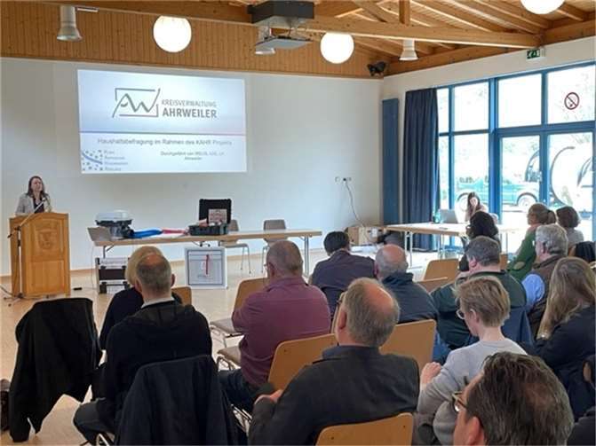 Landrätin Cornelia Weigand hat die 15. Sitzung der Hochwasserpartnerschaft Ahr in Dümpelfeld eröffnet.  Foto: Stegmann/Kreisverwaltung Ahrweiler