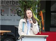 Landrätin Cornelia Weigand ist begeistert vom Weinfrühling Mittelahr. 