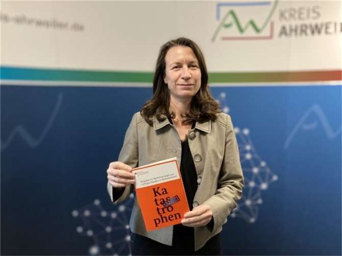 Landrätin Cornelia Weigand lädt zur Ausstellung „Für alle Fälle vorbereitet“ ins Kreishaus ein.  Foto: Kreisverwaltung Ahrweiler