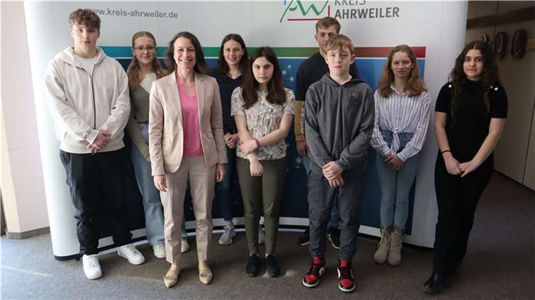 Landrätin Cornelia Weigand mit acht von insgesamt zehn Jugendlichen, die beim Girls‘ and Boys‘ Day in der Kreisverwaltung hospitiert haben. Foto: Macht / Kreisverwaltung Ahrweiler