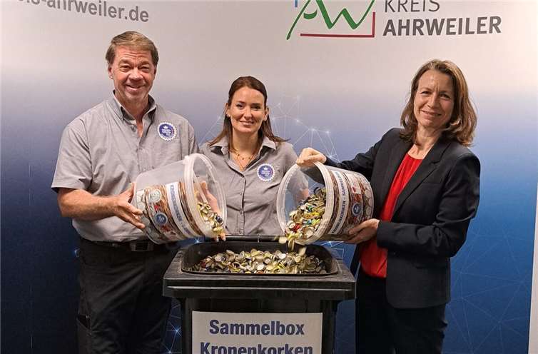 Landrätin Cornelia Weigand (r.) übergab kurz vor dem „Kronenkorkenfest“ weitere volle Sammelbehälter an Alina Wallenfang (Mitte) und Meik Würtz vom Karnevalsklübchen Kraus e. V.  Foto: Foto: C. Wicher / Kreisverwaltung Ahrweiler