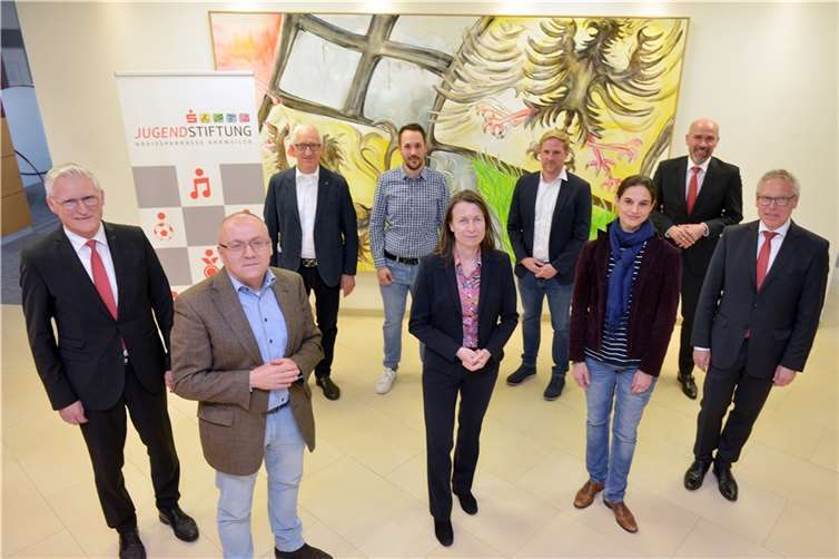 Landrätin Cornelia Weigand übernahm erstmals den Sitzungsvorsitz des Kuratoriums der Jugendstiftung der Kreissparkasse Ahrweiler und freut sich auf die Zusammenarbeit mit den Kuratoren und dem Stiftungsvorstand.  Foto: Kreissparkasse Ahrweiler