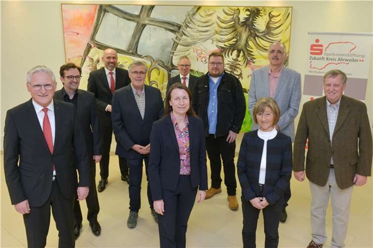 Landrätin Cornelia Weigand übernahm erstmals den Sitzungsvorsitz des Kuratoriums der Sparkassenstiftung „Zukunft Kreis Ahrweiler“ und freut sich auf die Zusammenarbeit mit den Kuratoren und dem Stiftungsvorstand. Quelle: Kreissparkasse Ahrweiler