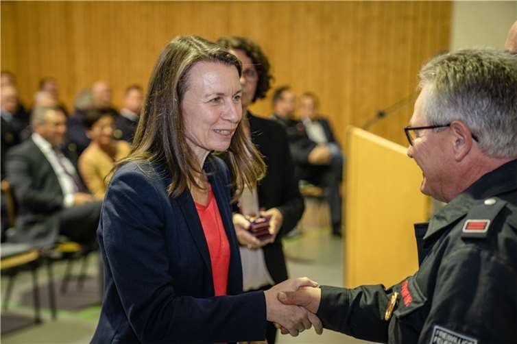 Landrätin Cornelia Weigand überreicht das Ehrenzeichen an 93 Mitglieder der Freiwilligen Feuerwehren im Kreis Ahrweiler für ihr besonderes persönliches Engagement. Fotos: Bernhard Risse/Kreisverwaltung Ahrweiler.  Foto: Bernhard Risse/Kreisverwaltung Ahrweiler