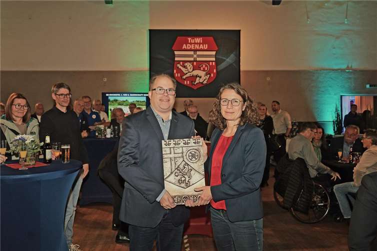 Landrätin Cornelia Weigand überreicht ein Geschenk ann den Jubiläumsverein.