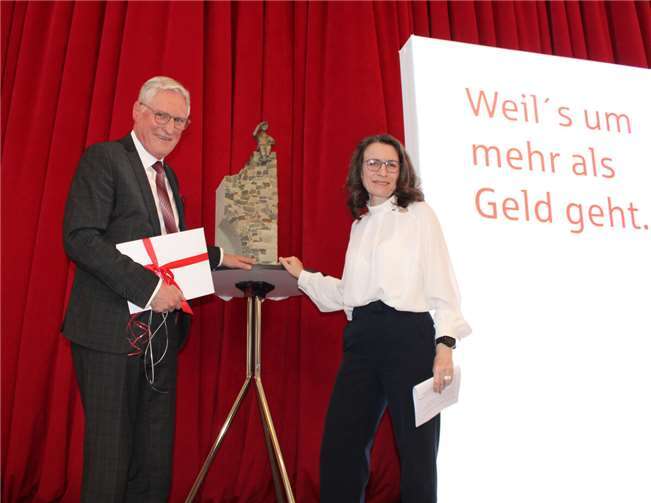 Landrätin Cornelia Weigand überreichte Dieter Zimmermann eine Skulptur des „Ahrweiler Mauerspäher“ zum Abschied.  Foto: DU