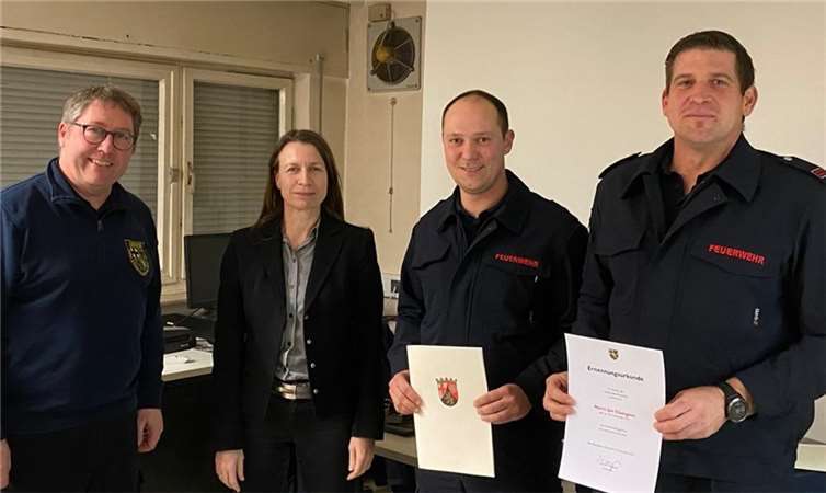 Landrätin Cornelia Weigand und Brand- und Katastrophenschutzinspekteur Michael Zimmermann bei der Ernennung des neuen Gefahrstoffzugführers Jan Claesgens (re.) und des neuen Kreis-Gefahrstoffgerätewarts Jan Viernich (2.v.re.).  Foto: Cremer/Kreisverwaltung Ahrweiler
