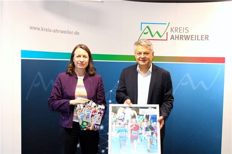 Landrätin Cornelia Weigand und Jürgen Kempenich (Referent für Kreisgeschichte) stellten kürzlich das druckfrische Heimatjahrbuch Kreis Ahrweiler 2024 vor. Foto: DU