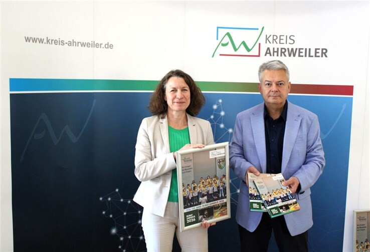 Landrätin Cornelia Weigand und Jürgen Kempenich (Referent für Kreisgeschichte) stellten das druckfrische „Heimatjahrbuch Kreis Ahrweiler 2026“ vor.  Foto: DU