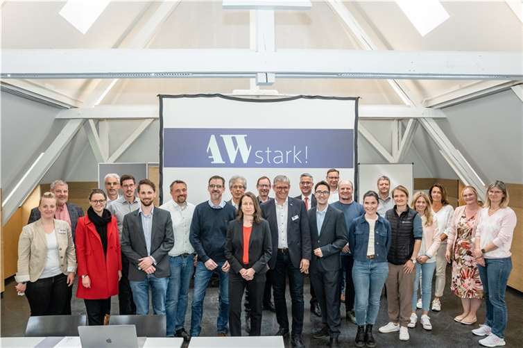 Landrätin Cornelia Weigand und die Partner*innen aus Unternehmen und Kommunen im Sitzungssaal der Ahr-Akademie.  Foto: Bernhard Risse / Kreisverwaltung Ahrweiler