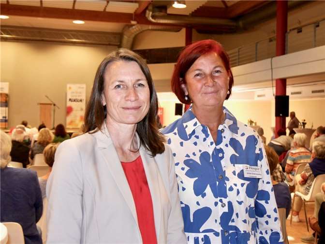 Landrätin Cornelia Weigand und die Vorsitzende Ulrike Dobrowolny.