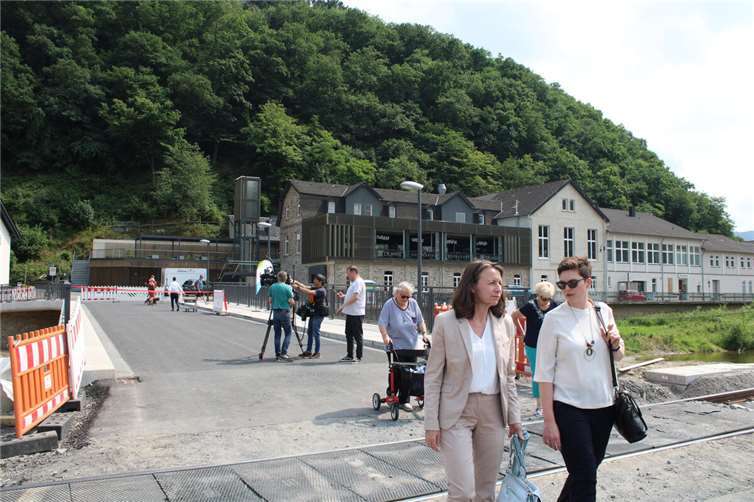 Brückenschlag mit Bedeutung Landrätin Cornelia Weigand (vorne links) war einer der ersten Passantinnen der neuen Weinbaubrücke.