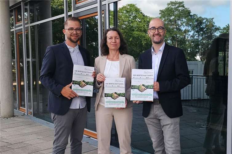 Landrätin Cornelia Weigand zusammen mit Tino Hackenbruch (r.), Leiter Wirtschafts-, Kultur- und Tourismusförderung und Timo Schäfer (l.), Redaktionsleiter, bei der Präsentation der neuen AW-Wirtschaftsinfo am Peter-Joerres-Gymnasium in Bad Neuenahr-Ahrweiler.  Foto: Jana Jungbluth / Attentio