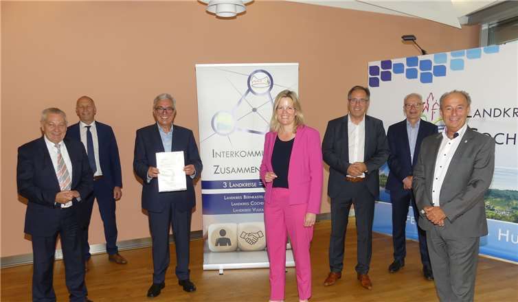 Landrätin Julia Gieseking, sowie die beiden Kreischefs Gregor Eibes und Manfred Schnur erhielten im Cochemer Kreishaus von Roger Lewentz den Landesförderbescheid.Fotos: TE