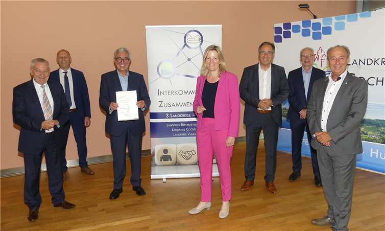 Landrätin Julia Gieseking, sowie die beiden Kreischefs Gregor Eibes und Manfred Schnur erhielten im Cochemer Kreishaus von Roger Lewentz den Landesförderbescheid.Fotos: TE