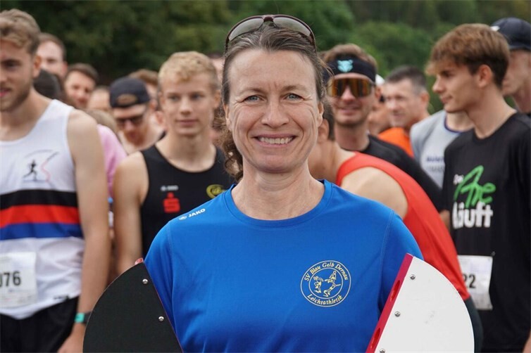 Landrätin des Kreises Ahrweiler Cornelia Weigand startet den 50. Lauf am Laacher See.