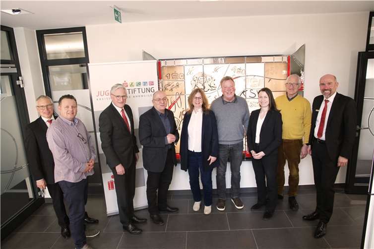Landrätin und Kuratoriumsvorsitzende Cornelia Weigand (3. v. r.) freute sich gemeinsam mit Guido Mombauer (r.) und Achim Gemein (l.), Vorstände der Jugendstiftung, und dem gesamten Kuratorium über den Besuch von Paul Nett, Gründer des Projekts „AHR-Kids“.  Foto: Marco Seydel/Kreissparkasse Ahrweiler