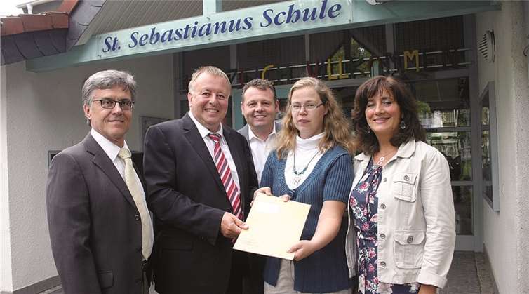 Landrat (2. v. l.) Dr. Jürgen Pföhler überbrachte die Bewilligungsbescheide des Kreises. Mit den Vertreterinnen von Schule und Förderverein freuten sich auch Sinzigs Bürgermeister Wolfgang Kroeger (l.) und der Bodendorfer Ortsvorsteher Alexander Albrecht (3. v. l.). RÜ