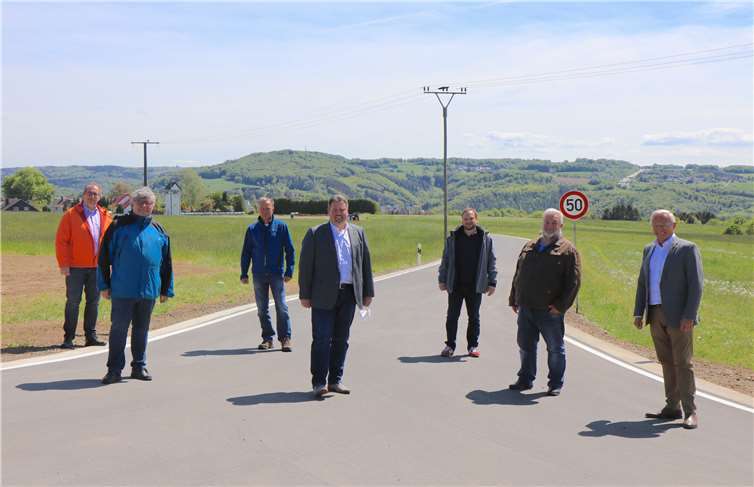 Landrat Achim Hallerbach, 1.Kreisbeigeordneter Michael Mahlert, Bürgermeister Michael Christ und Ortsbürgermeister Thomas Junior überzeugten sich mit dem Leiter der Masterstraßenmeisterei Neuwied, Michael Quirin und Sebastian Görlitz und Rüdiger David vom Bauamt des Landkreises von der Umsetzung der Sanierungsmaßnahmen der K 35 und 37. Foto: Kreisverwaltung Neuwied