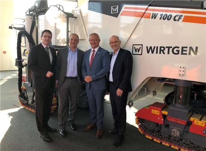 Landrat Achim Hallerbach (2. v. r.) und Wirtschaftsförderer Harald Schmillen (l.) besuchten das Uunternehmen, das seit Dezember 2017 zu John Deere, dem US-amerikanischen Weltmarktführer im Bereich Landtechnik, gehört. Die Vertreter des Kreises trafen sich mit dem Wirtgen Group CEO Domenic G. Ruccolo (2. v. l.) und Rainer Otto aus dem Management Team, um sich über den Standort Windhagen und den Zusammenschluss mit John Deere zu informieren.