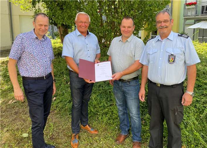 Landrat Achim Hallerbach (2. von links) hat Peter Bächle zum „Organisatorischen Leiter“ für den Katastrophenschutzfall ernannt. Über die Verstärkung des Teams freuen sich Frank Laupichler als Abteilungsleiter „Ordnung“ (links) und Volker Lemgen vom Brand- und Katastrophenschutz der Kreisverwaltung.  Foto: Kreisverwaltung Neuwied