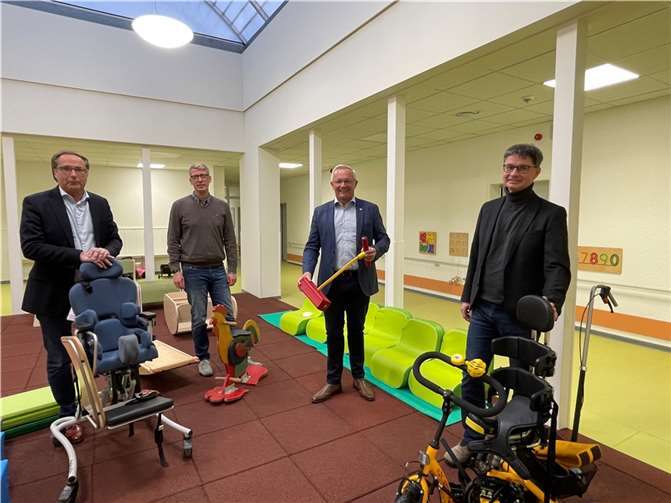 Landrat Achim Hallerbach (2. von rechts) besuchte gemeinsam mit Jugendamtsleiter Jürgen Ulrich (rechts) das Heilpädagogisch-Therapeutische Zentrum (HTZ) und machte auch gegenüber Geschäftsführer Thomas Voß und Chefarzt Dr. Jens Tücke deutlich, dass er sich entscheidend dafür einsetzt, dass im Kreis Neuwied das Förder-Kita-Platzangebot - insbesondere für Kinder mit komplexen Bedarfen - beibehalten werden soll und nicht zu Gunsten einer politischen Ideologie geopfert wird. Foto: Kreisverwaltung Neuwied