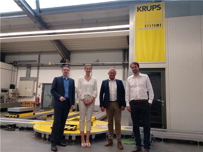 Landrat Achim Hallerbach (2. von rechts) und Kreis-Wirtschaftsförrderer Harald Schmillen (links) ließen sich von Philipp Krups und Julia Hahn beweisen, „dass auch Unternehmen aus ländlichen Regionen globale Innovations- und Technologieführer ihrer Branche sein können“. Foto: Kreisverwaltung
