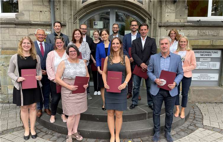Landrat Achim Hallerbach (2.v.l.) freute sich, 13 verdiente Mitarbeiter seines Hauses befördern zu können.Foto: Kreisverwaltung